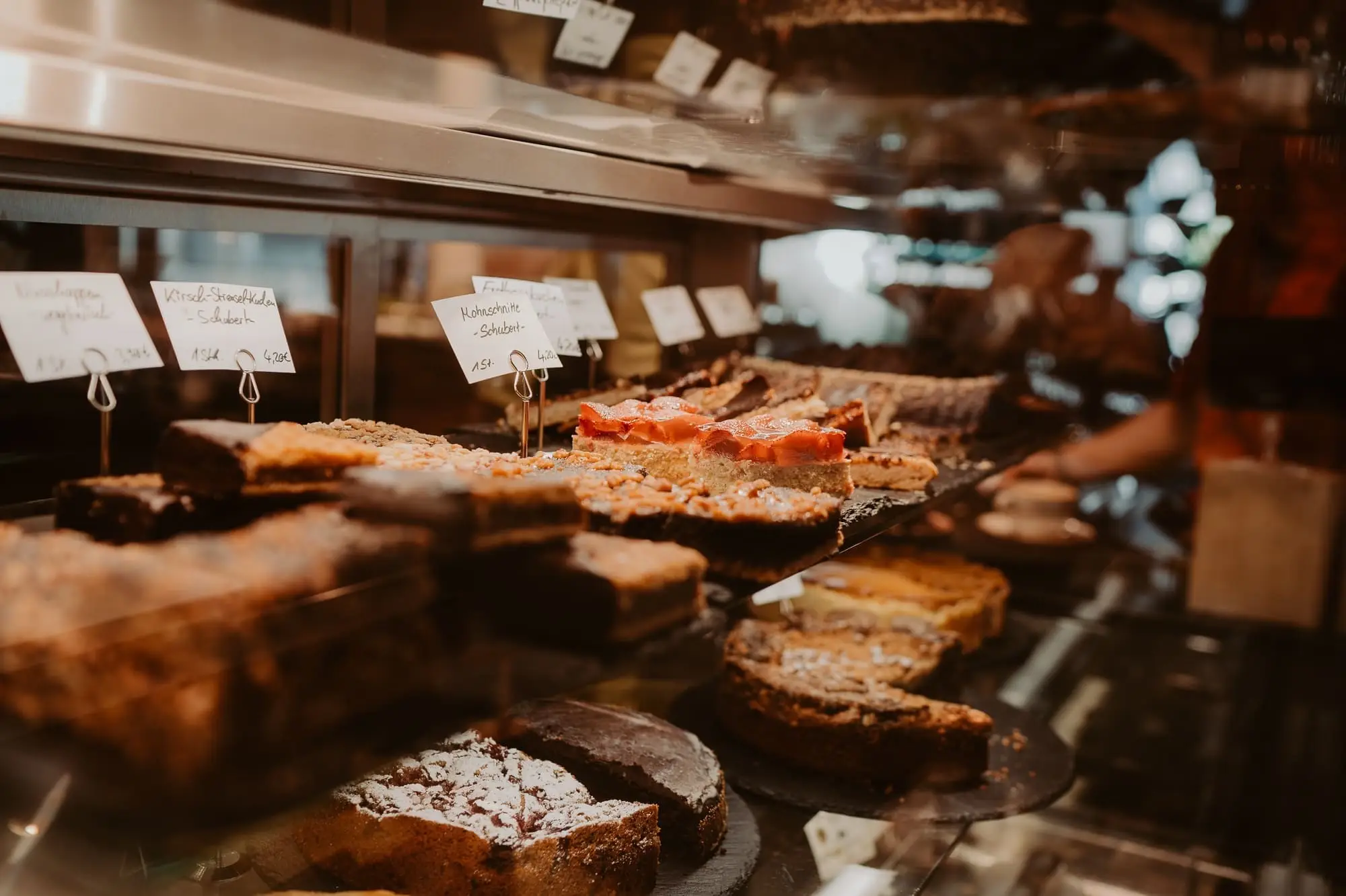 Kuchen in der Vitrine des Bistros