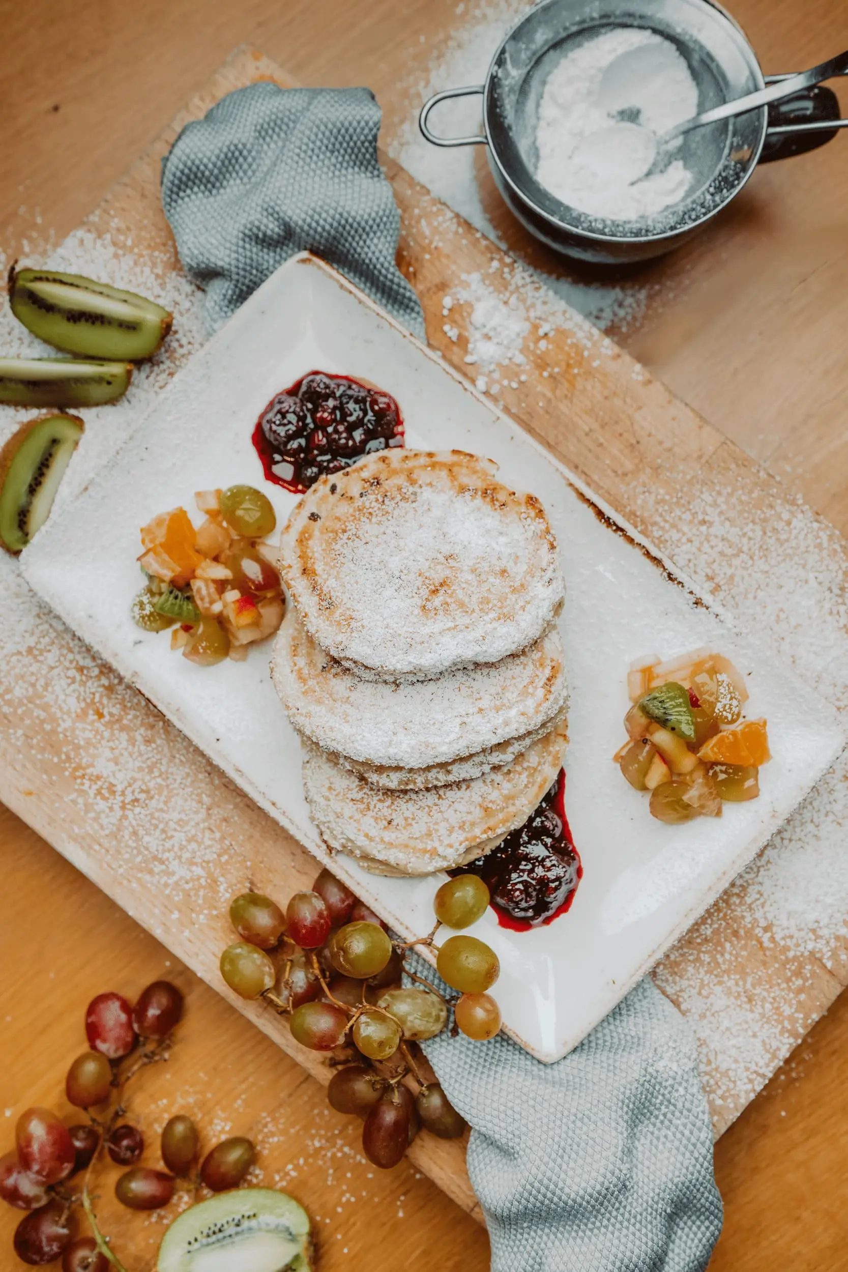 Pfannkuchen mit Früchten und Kompott auf einer Platte